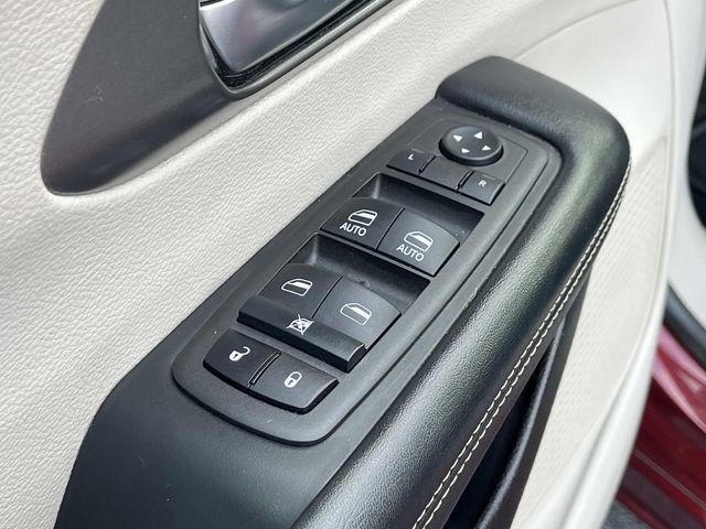 Used 2022 Chrysler Pacifica Touring-L image 25