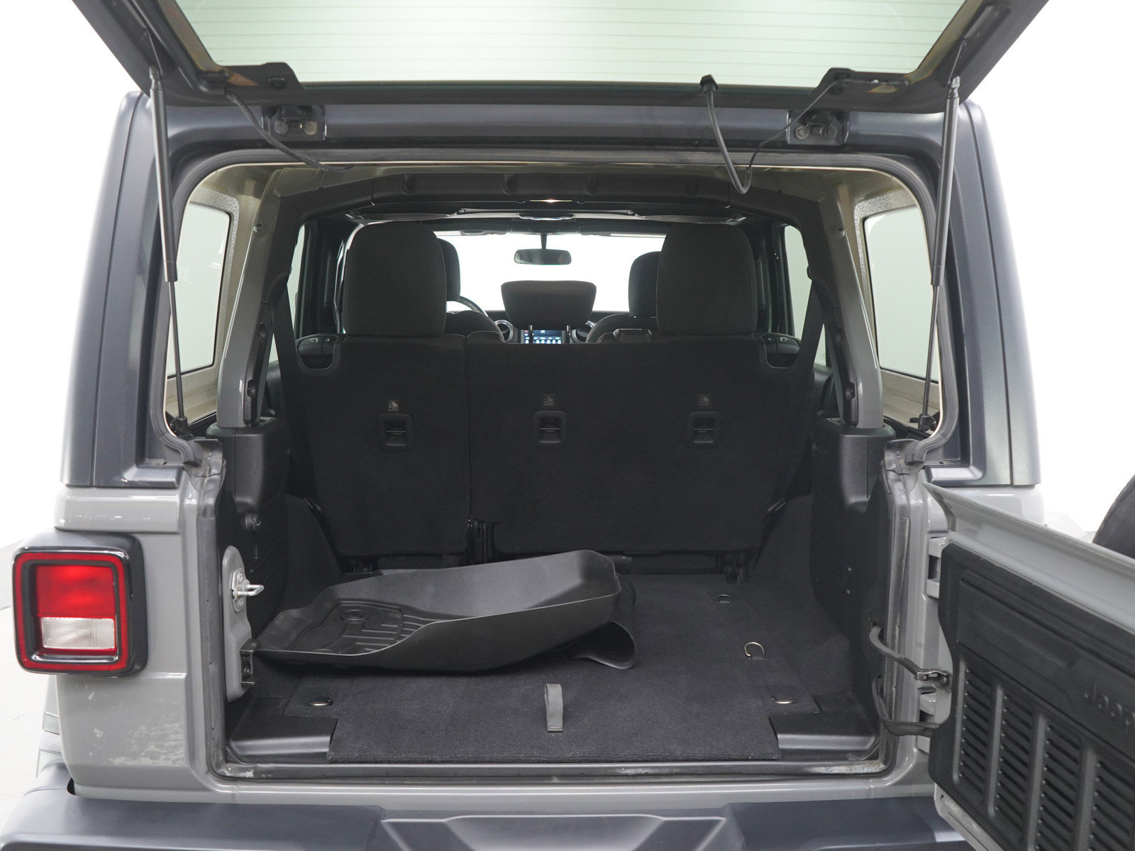 Used 2018 Jeep Wrangler Unlimited Sahara w/ Cold Weather Group image 15