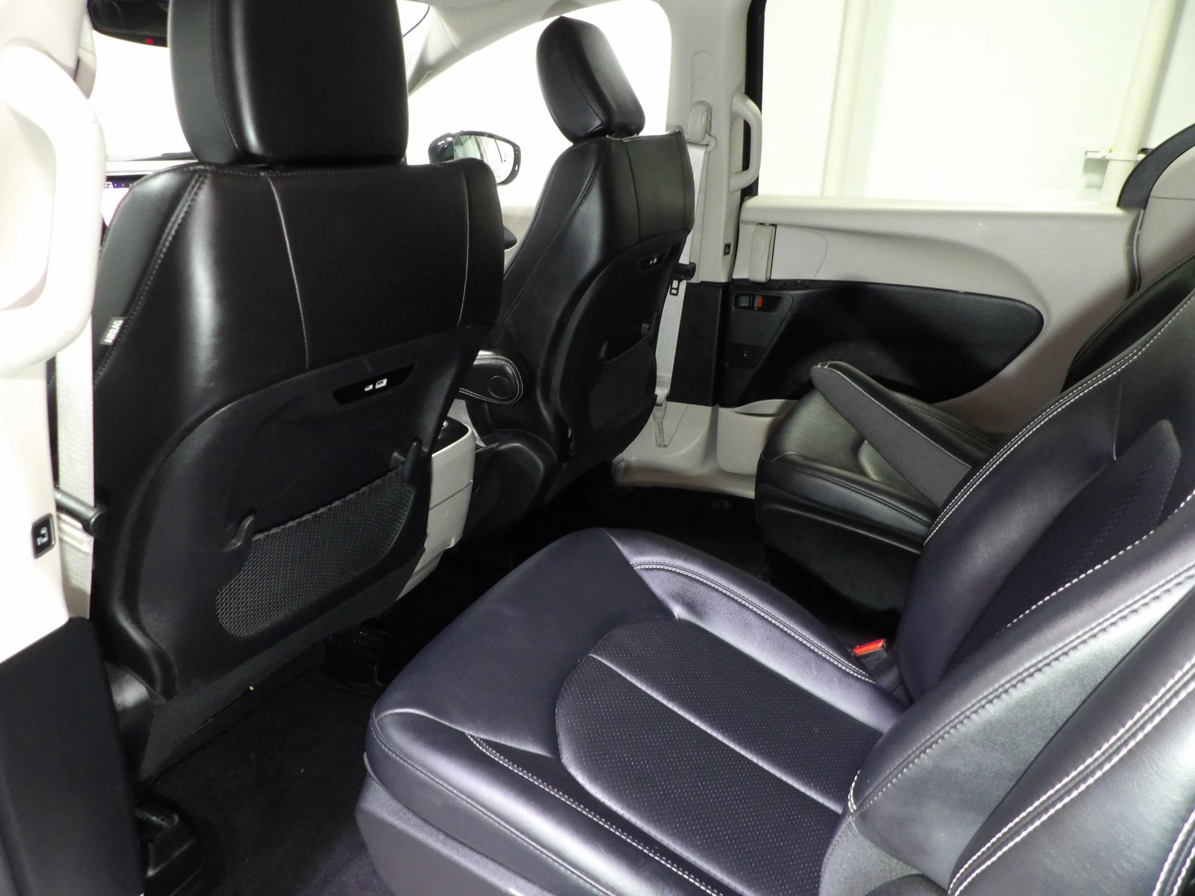 Used 2024 Chrysler Pacifica Limited FWD image 14