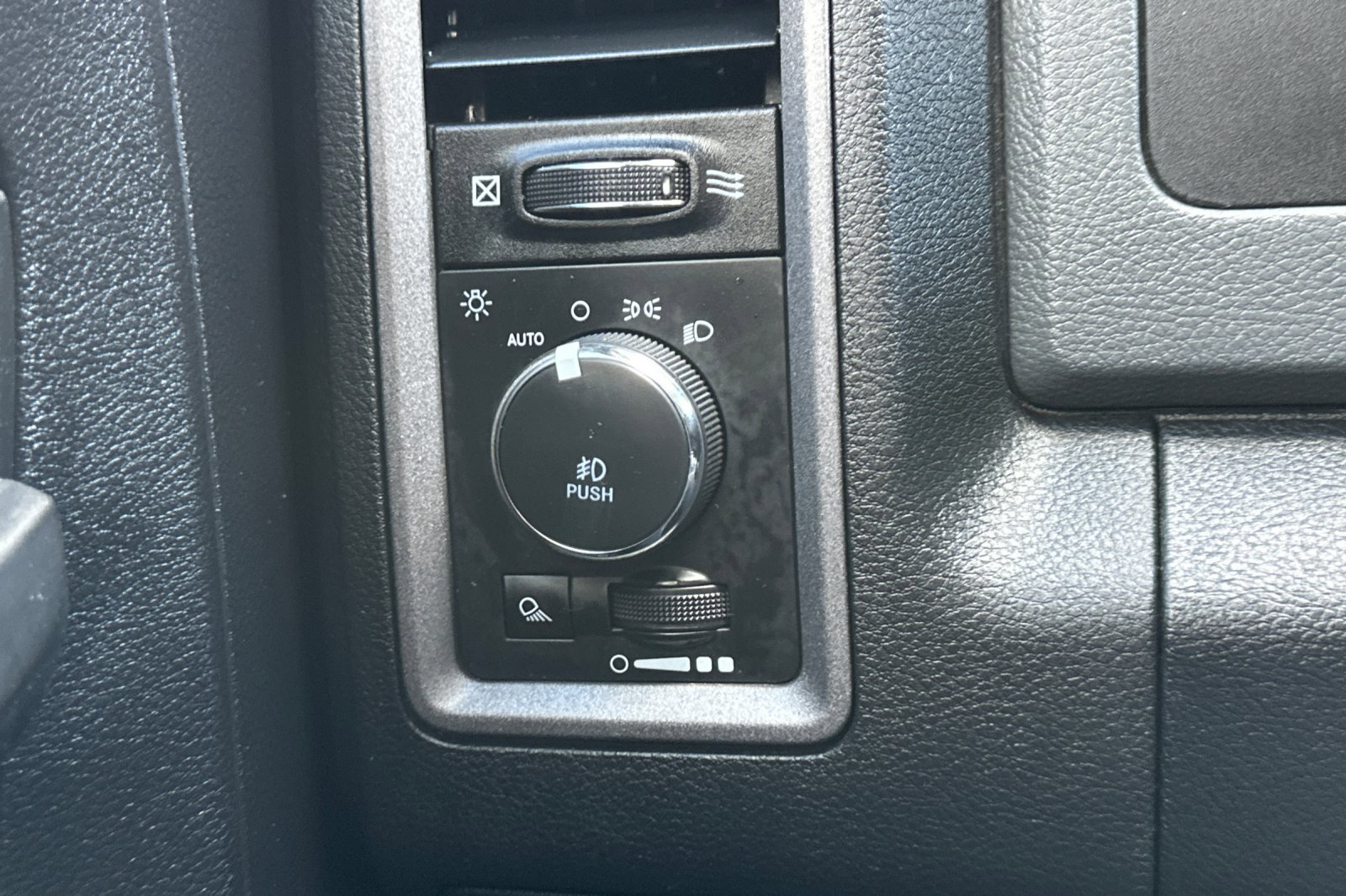 Used 2017 RAM 1500 Express image 35