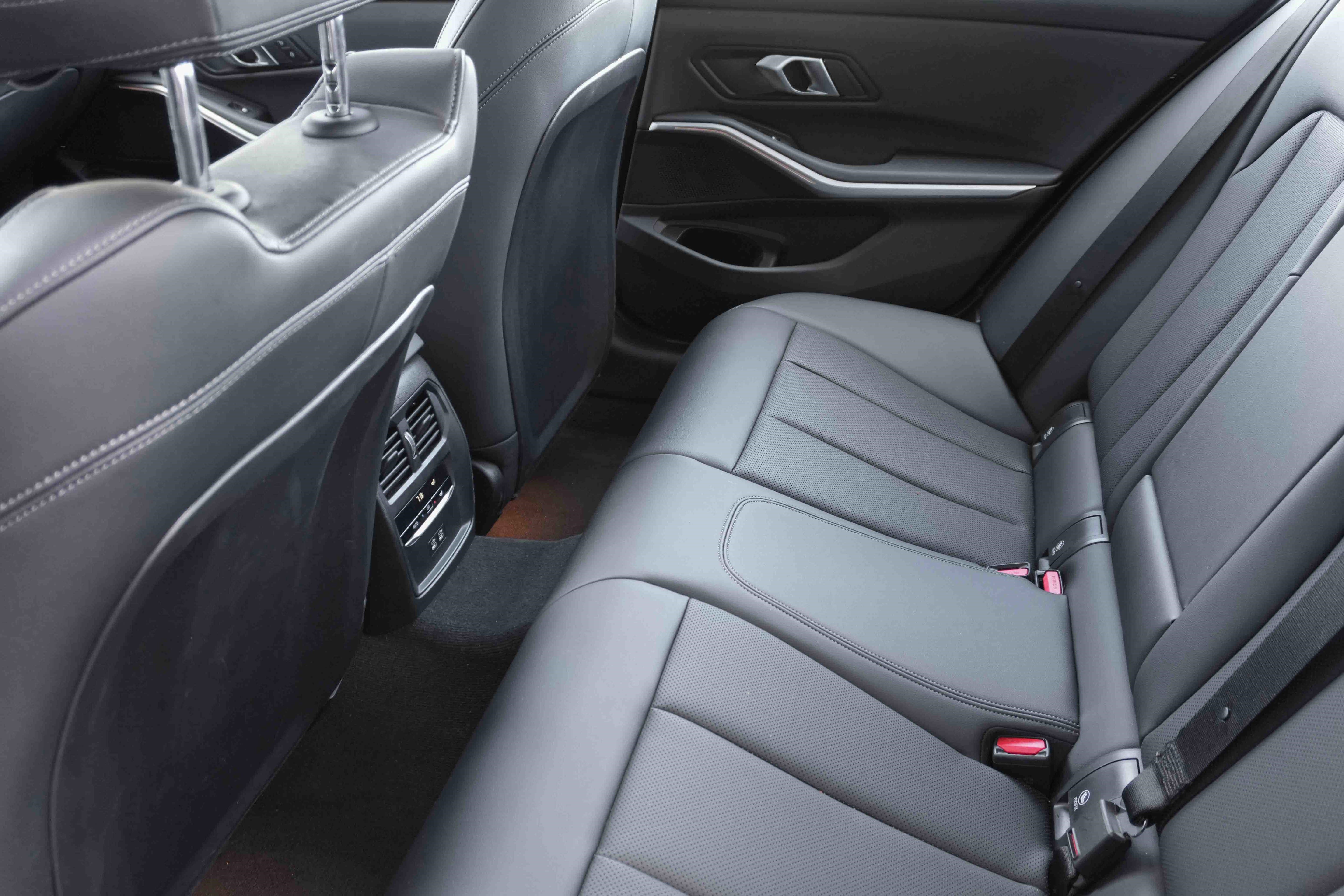 Certified 2024 BMW 330i Sedan image 32