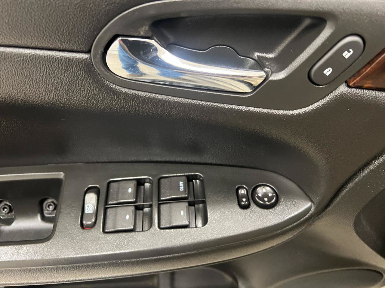 Used 2012 Chevrolet Impala LTZ FWD image 28