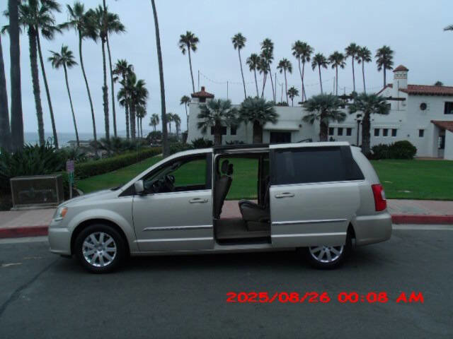 Used 2014 Chrysler Town & Country Touring image 24