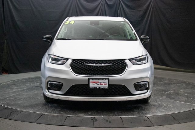 Used 2024 Chrysler Pacifica Touring-L image 4