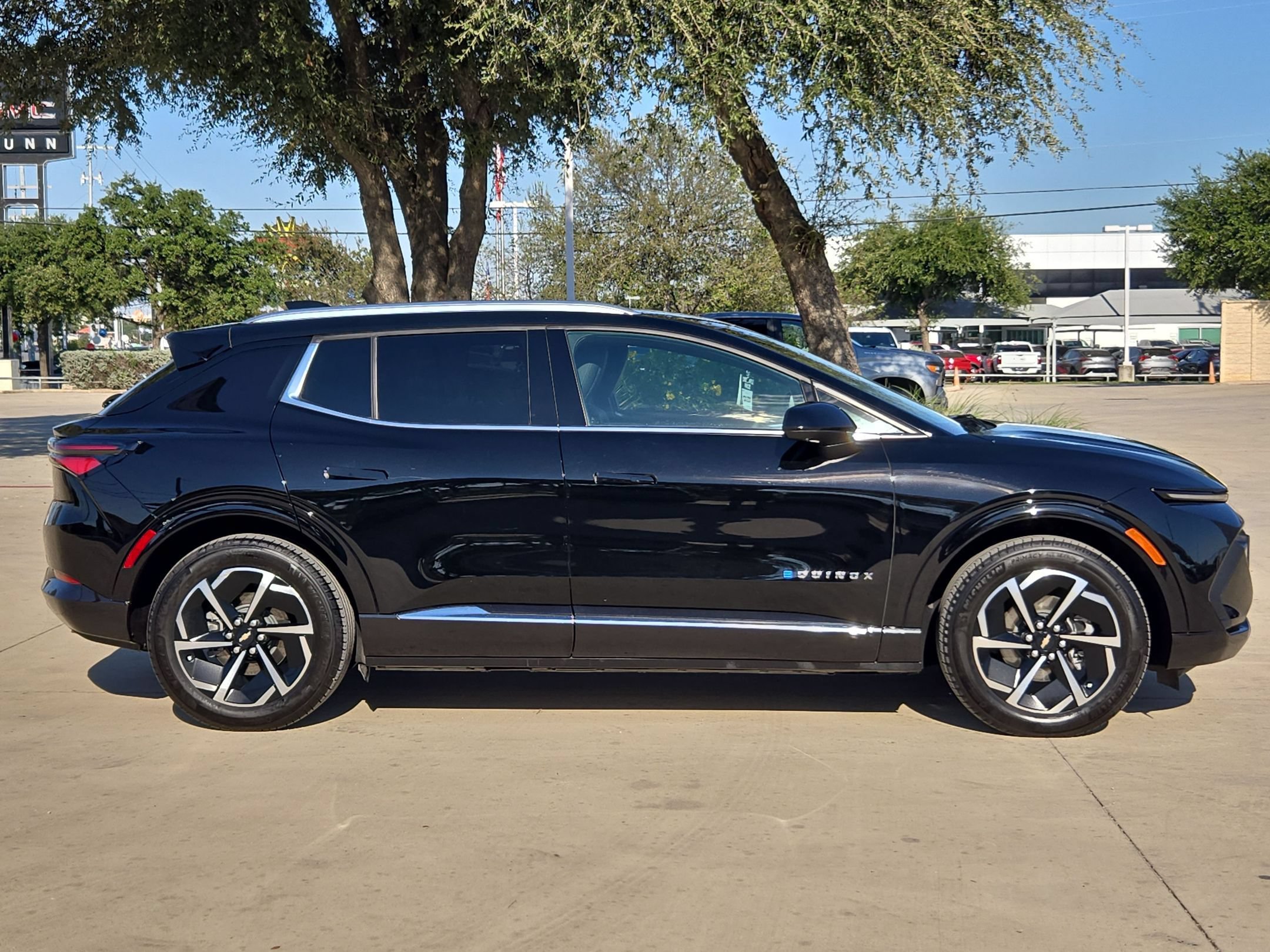 Certified 2024 Chevrolet Equinox EV LT FWD image 2