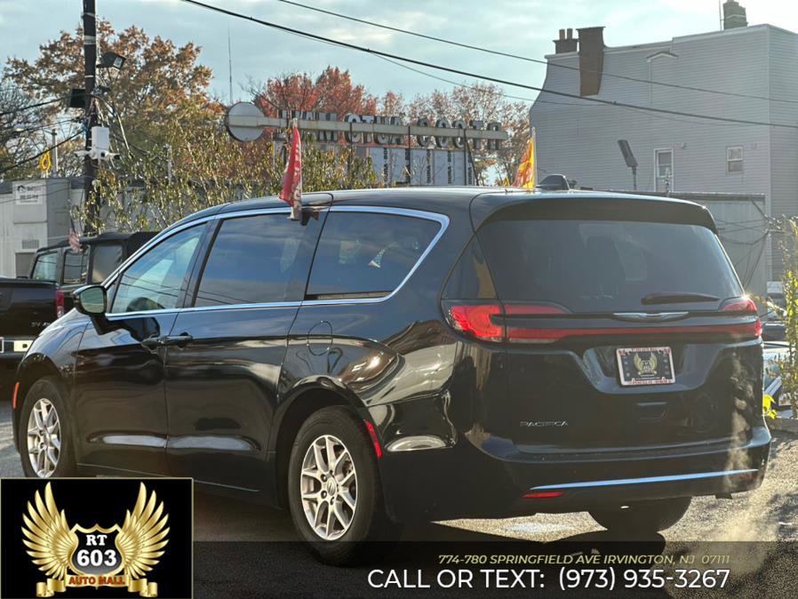 Used 2024 Chrysler Pacifica Touring-L image 7