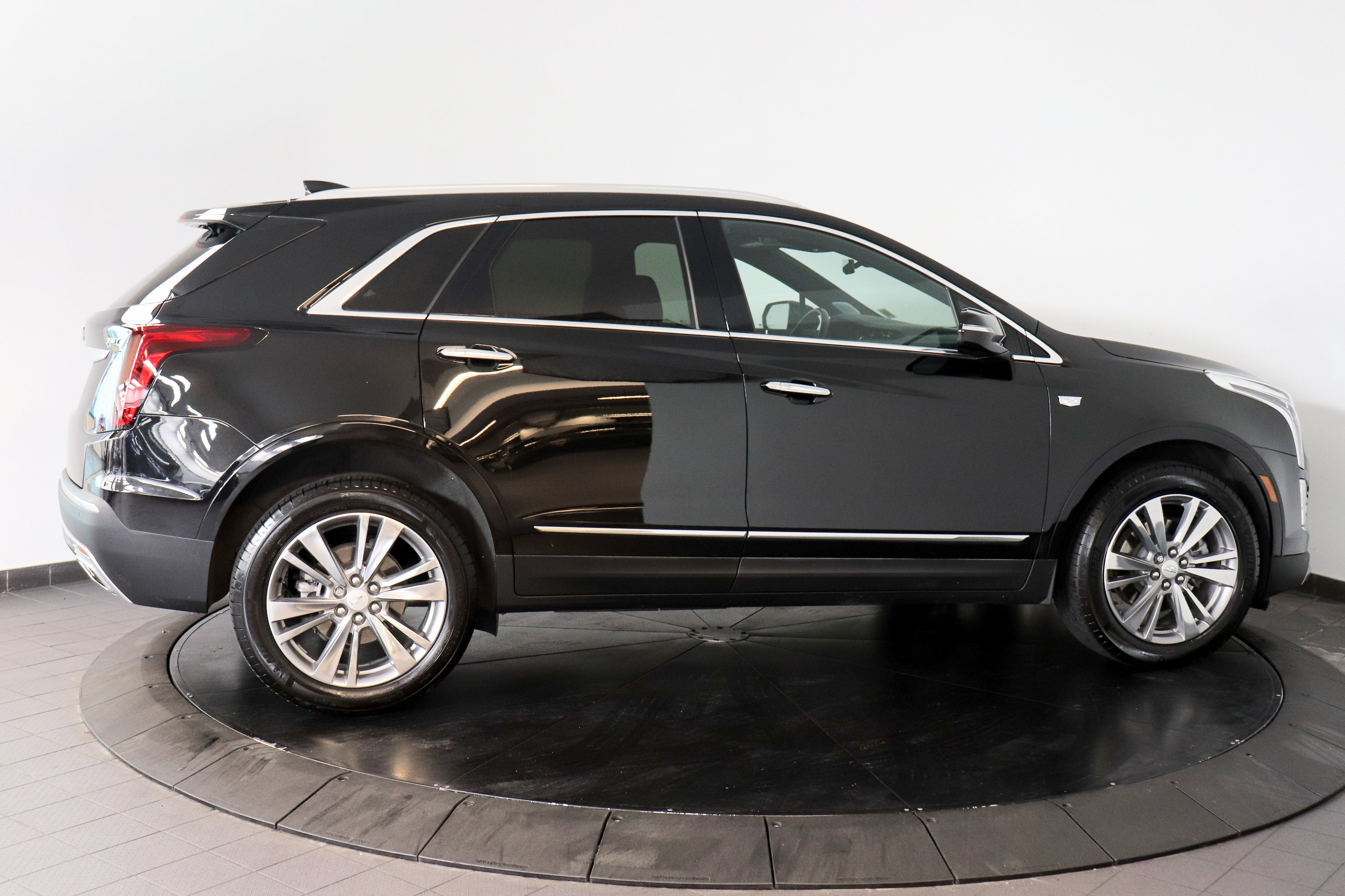Used 2023 Cadillac XT5 Premium Luxury w/ LPO, Floor Liner Package AWD/4WD image 7