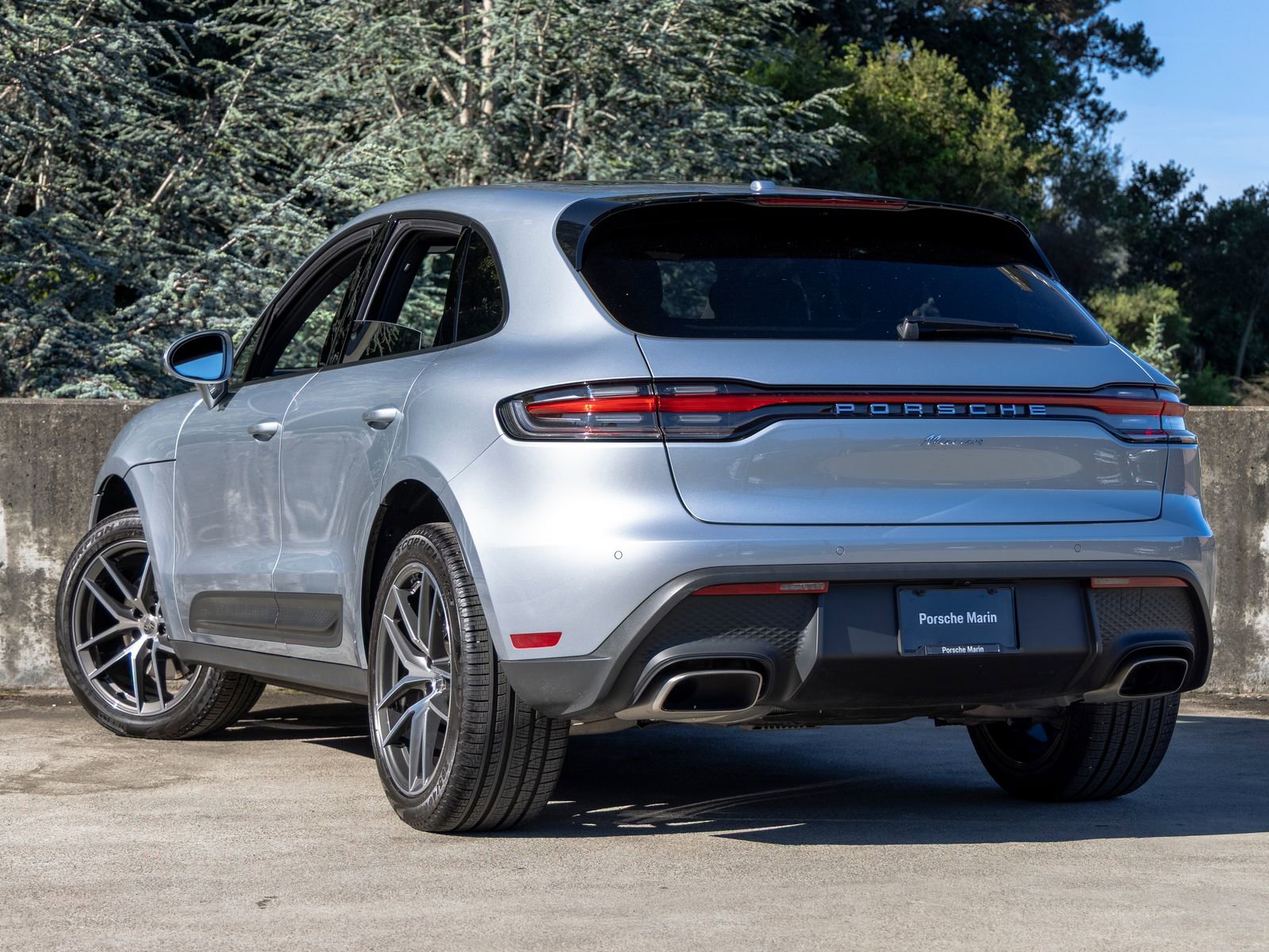 Certified 2025 Porsche Macan AWD/4WD image 3