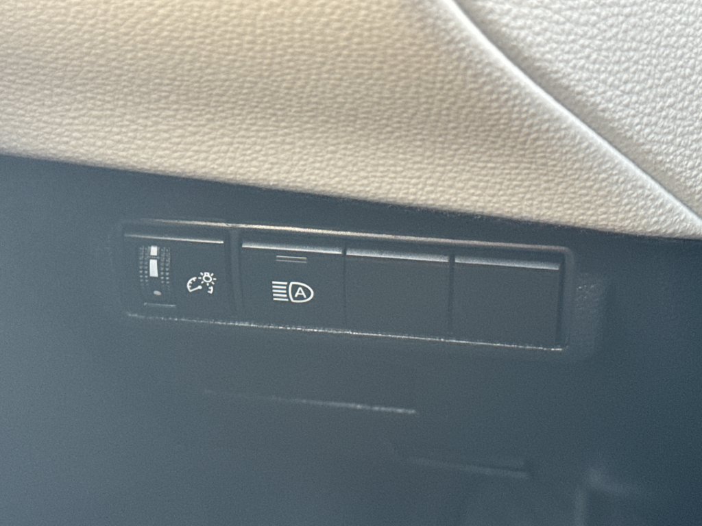 Used 2025 Toyota Corolla Cross L AWD/4WD image 33