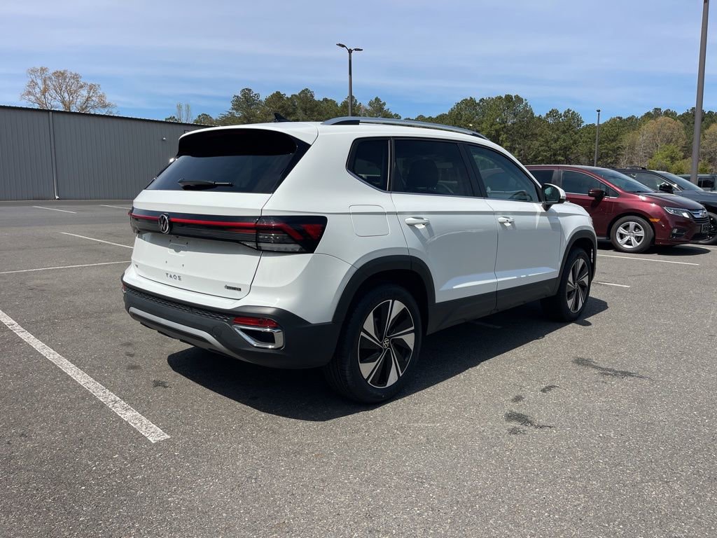 Used 2025 Volkswagen Taos SE AWD/4WD image 5