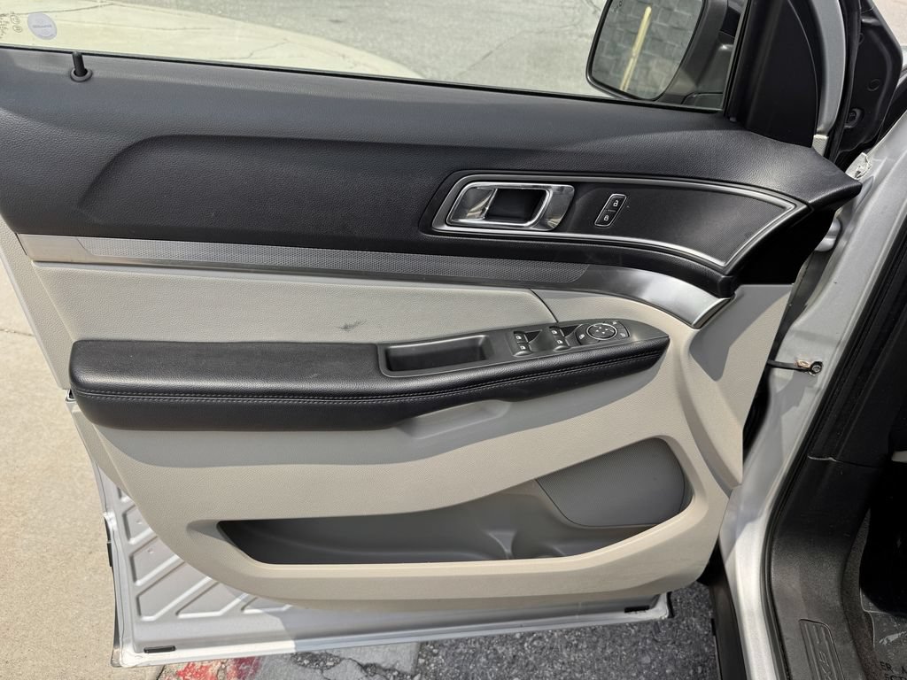 Used 2018 Ford Explorer XLT w/ Equipment Group 202A AWD/4WD image 14