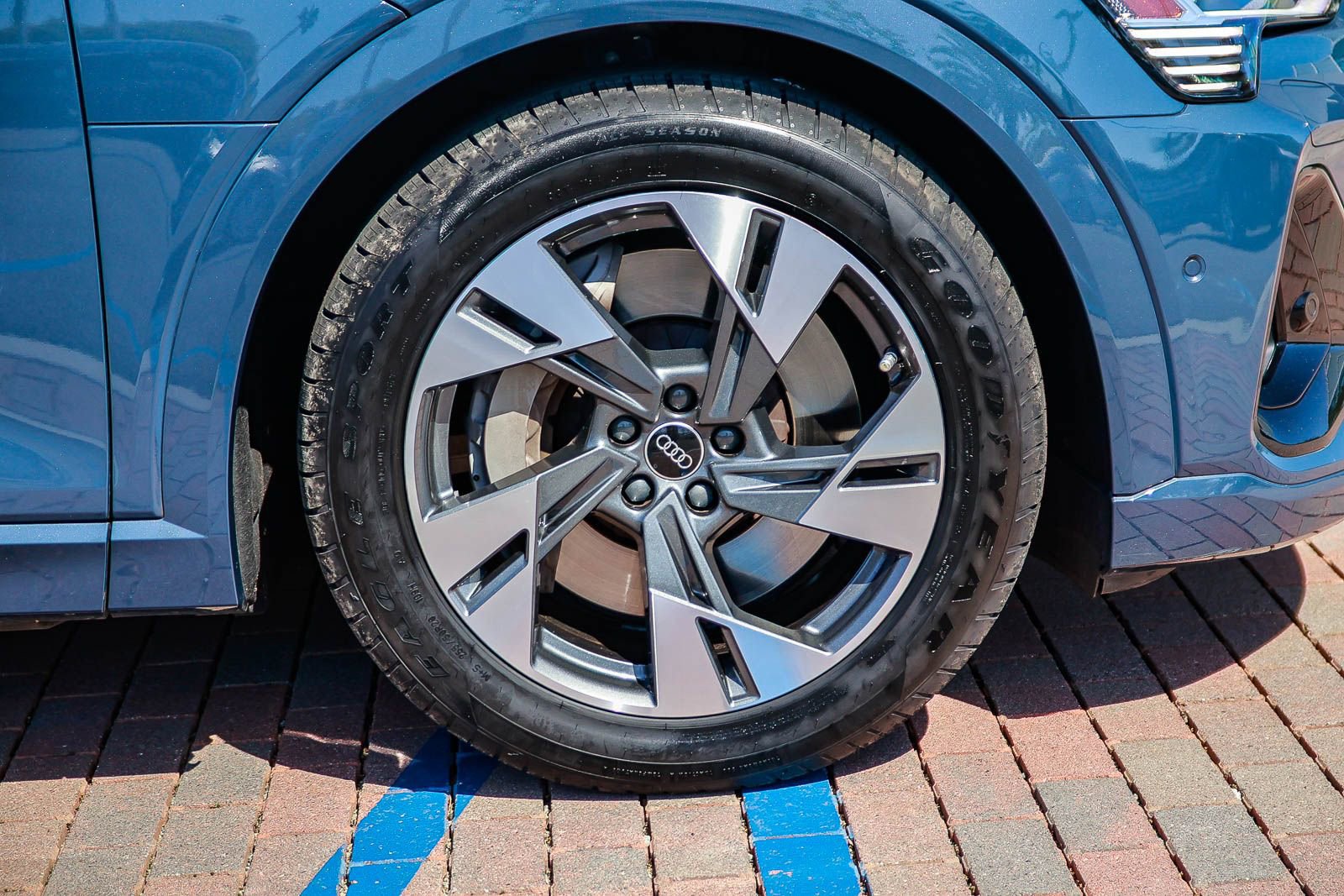 Used 2023 Audi e-tron Premium w/ Convenience Plus Package image 10