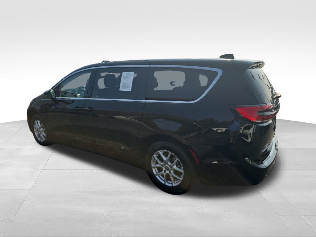 Used 2024 Chrysler Pacifica Touring-L FWD image 3