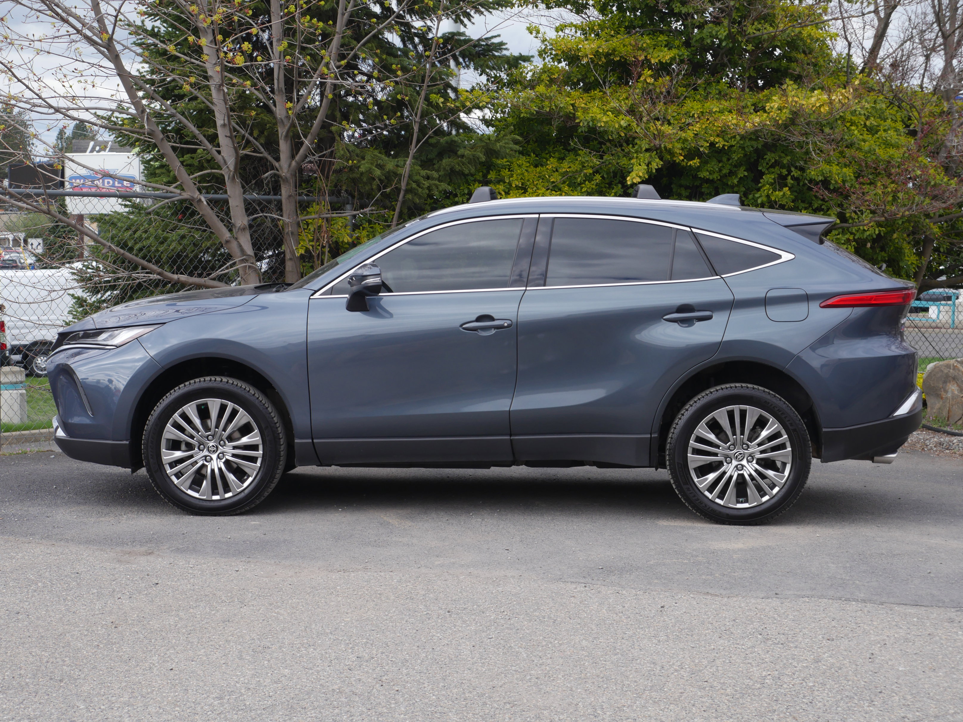 Used 2022 Toyota Venza XLE AWD/4WD image 16
