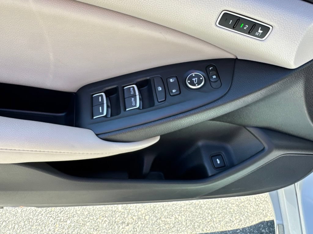 Used 2019 Honda Accord Touring image 14