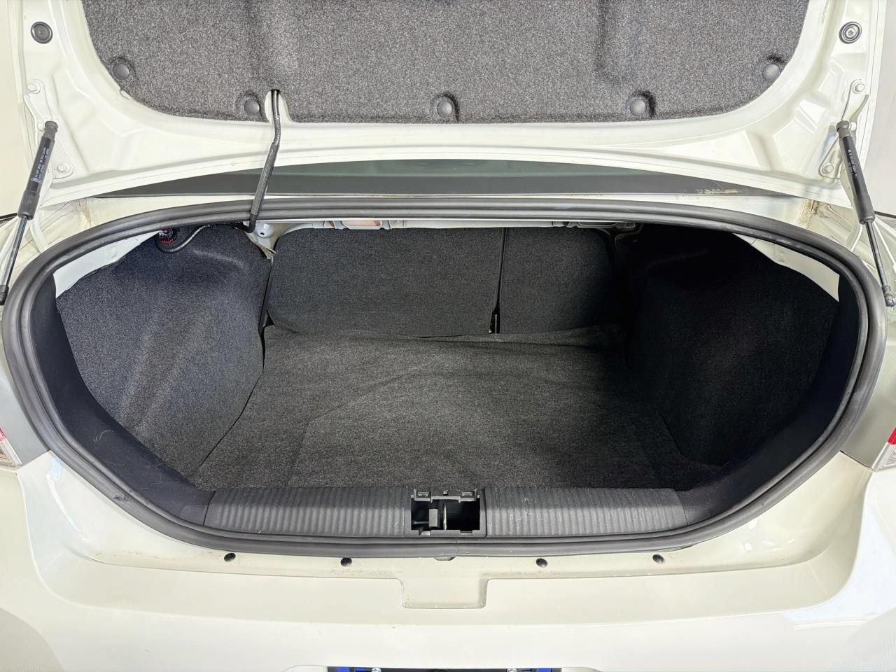 Used 2010 Ford Focus SE FWD image 38