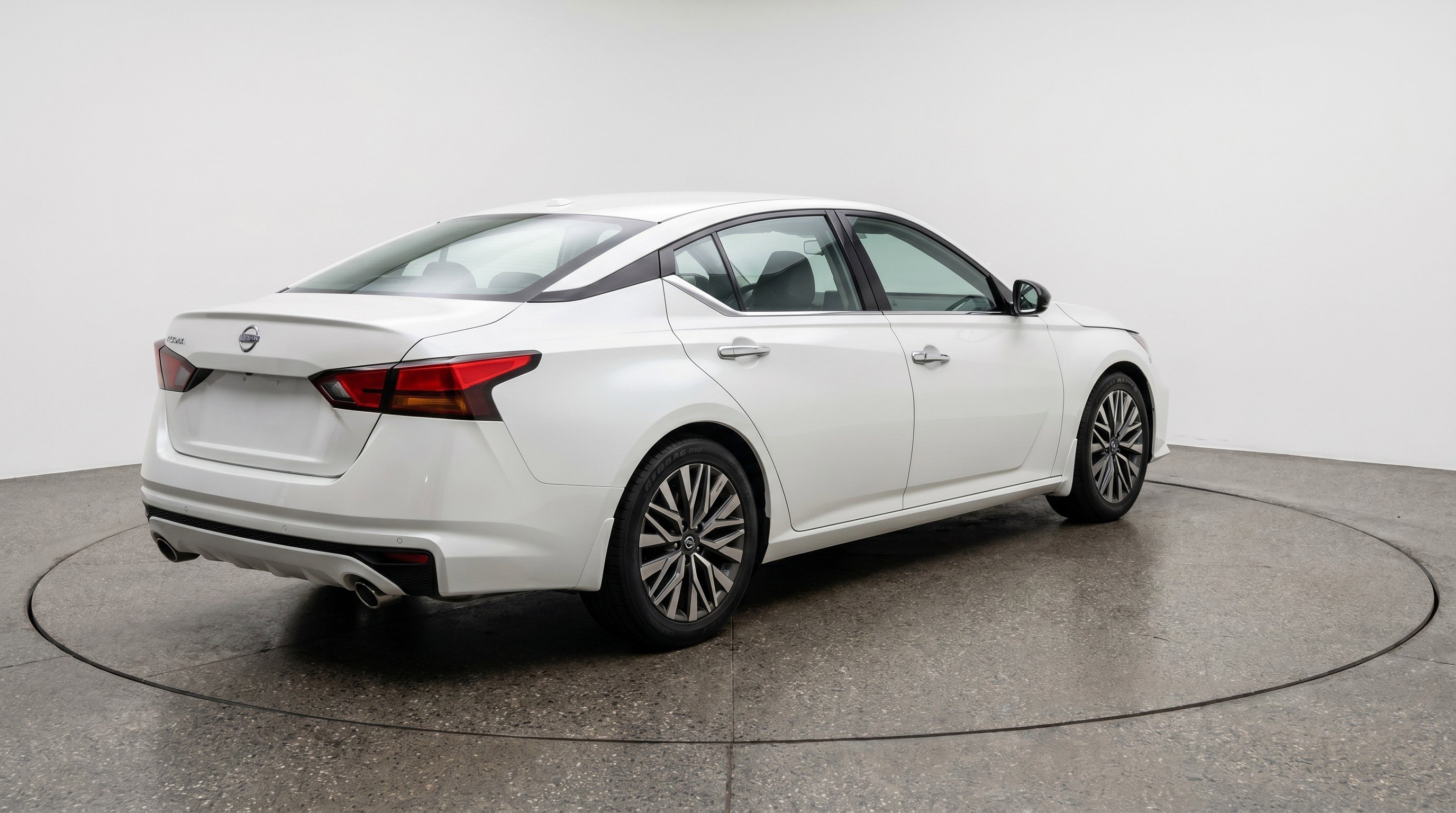 Used 2025 Nissan Altima 2.5 SV FWD image 9