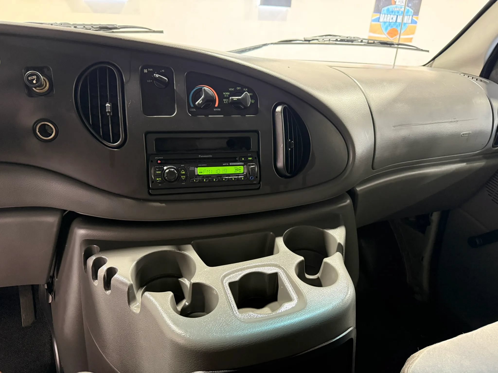 Used 2005 Ford E-350 and Econoline 350 Super Duty RWD image 13