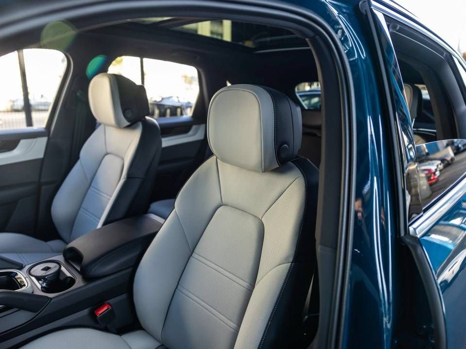 Certified 2026 Porsche Cayenne AWD/4WD image 5