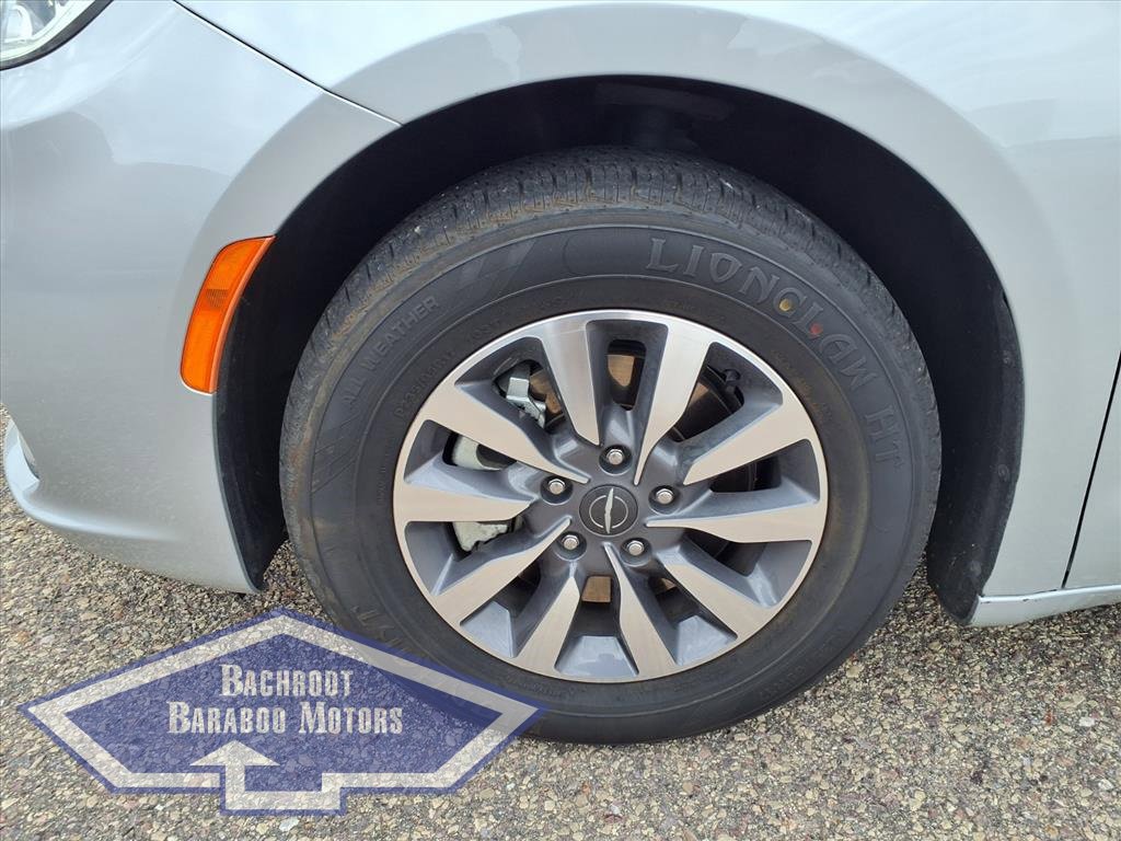 Used 2024 Chrysler Pacifica Select image 11