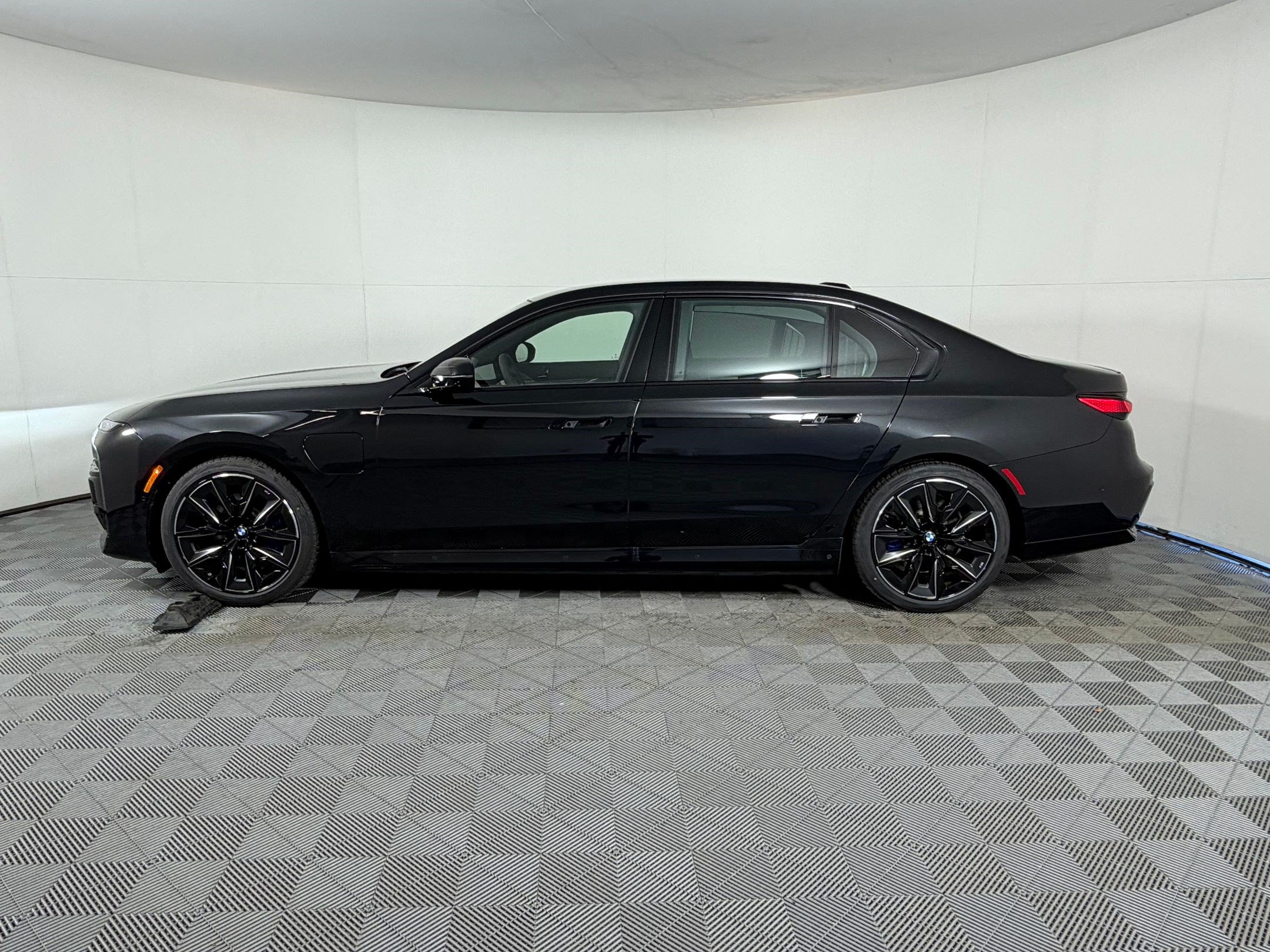 New 2026 BMW 750e xDrive w/ Executive Package AWD/4WD image 2
