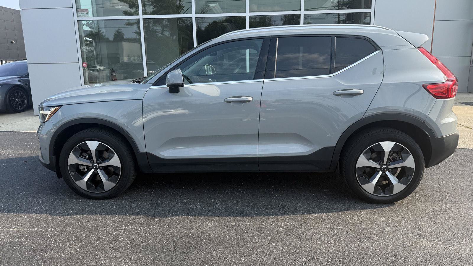 Used 2024 Volvo XC40 B5 Plus AWD/4WD image 1