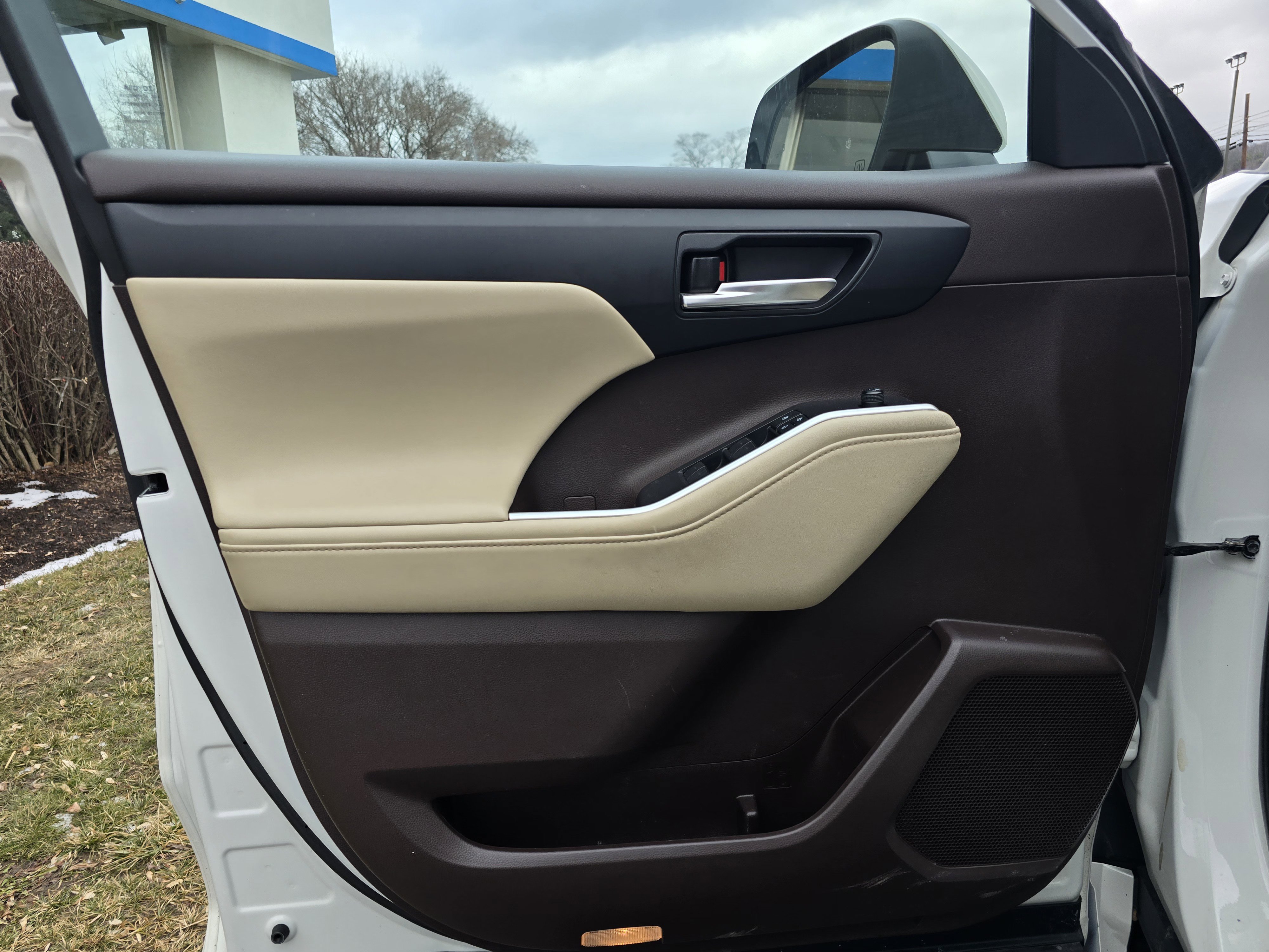 Used 2021 Toyota Highlander XLE image 16