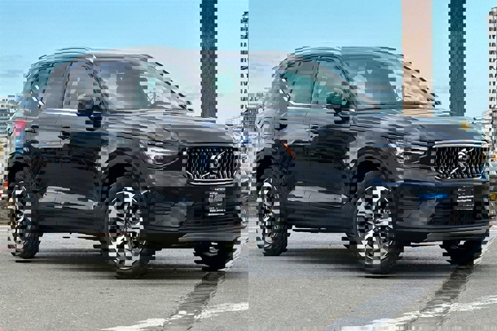 Certified 2025 Volvo XC40 B5 Core w/ Protection Package Premier image 1