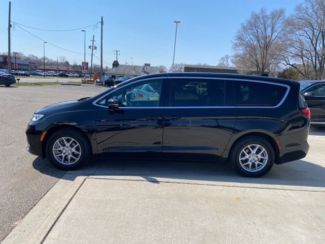 Used 2025 Chrysler Pacifica Select FWD image 8