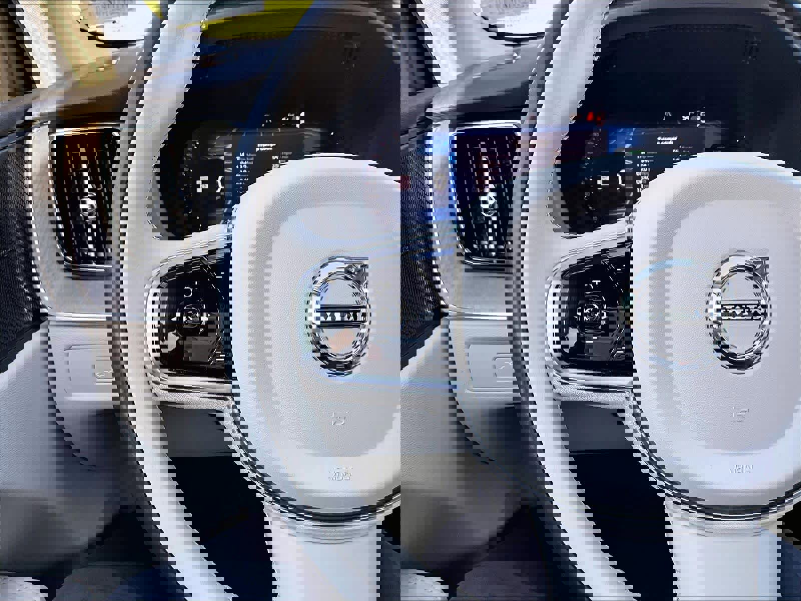 Used 2023 Volvo XC60 T8 Plus image 20