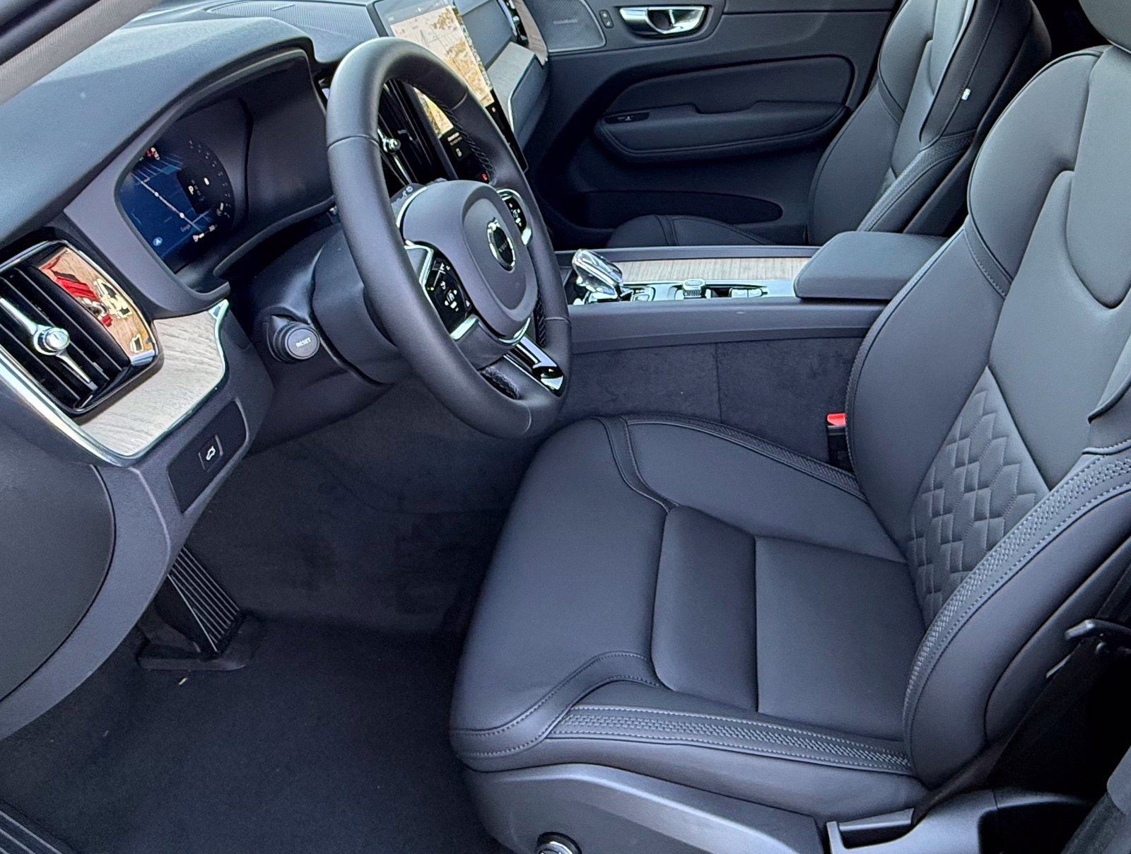 New 2027 Volvo XC60 B5 Core AWD/4WD image 14