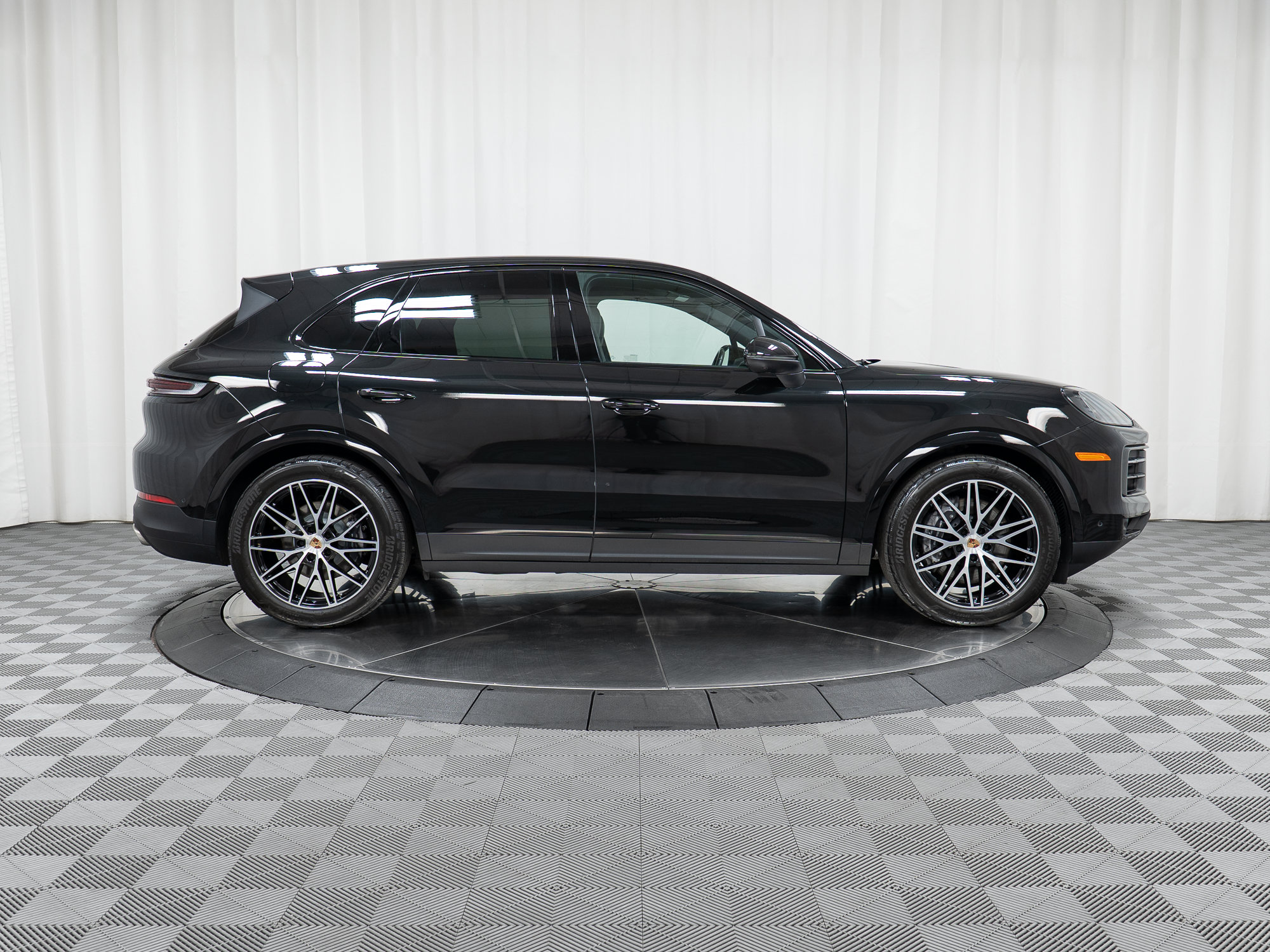 Used 2025 Porsche Cayenne AWD/4WD image 8