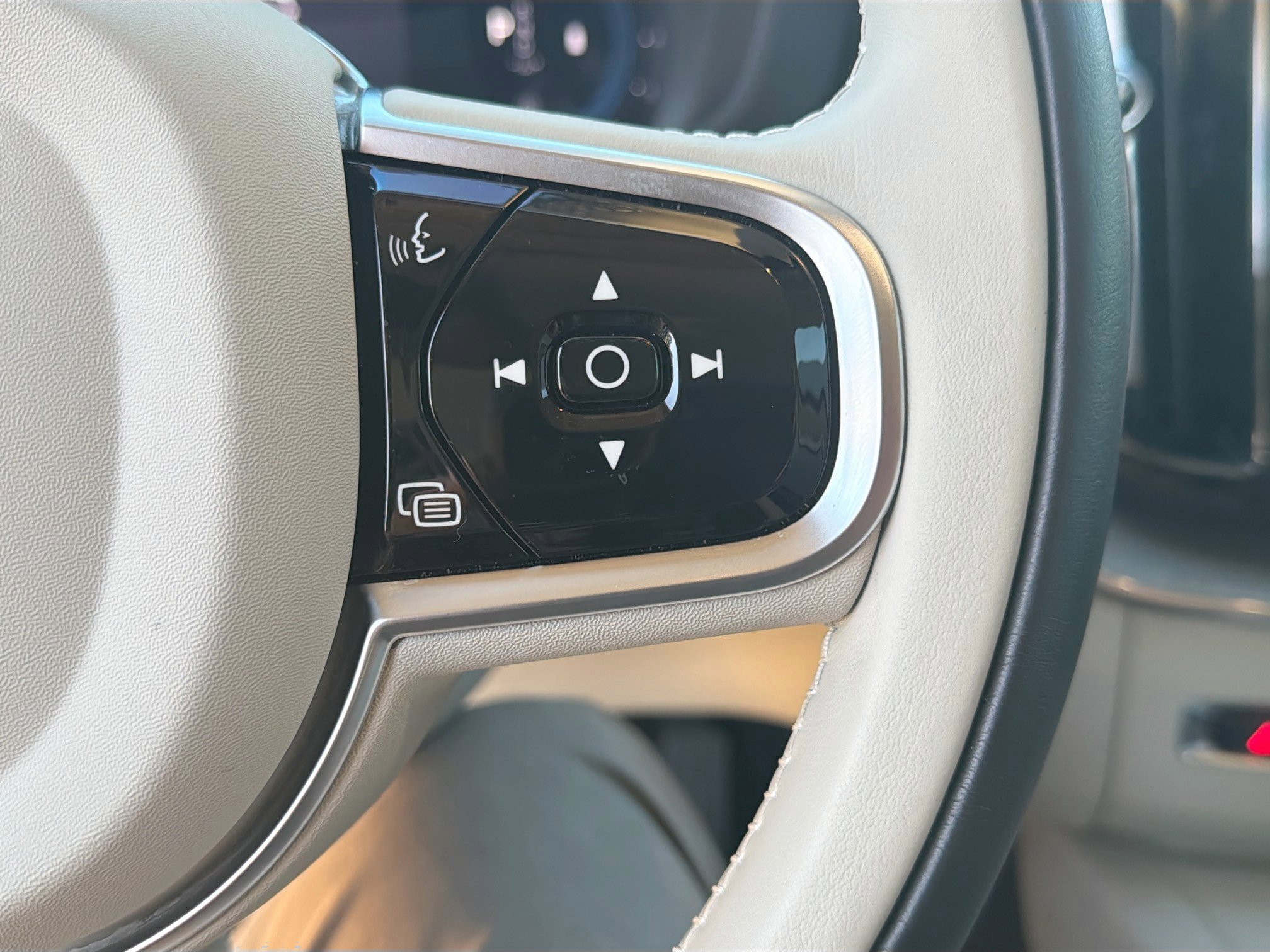 Used 2025 Volvo XC60 B5 Ultra w/ Climate Package image 38