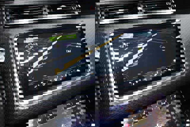 Used 2018 Land Rover Range Rover Velar R-Dynamic SE image 17