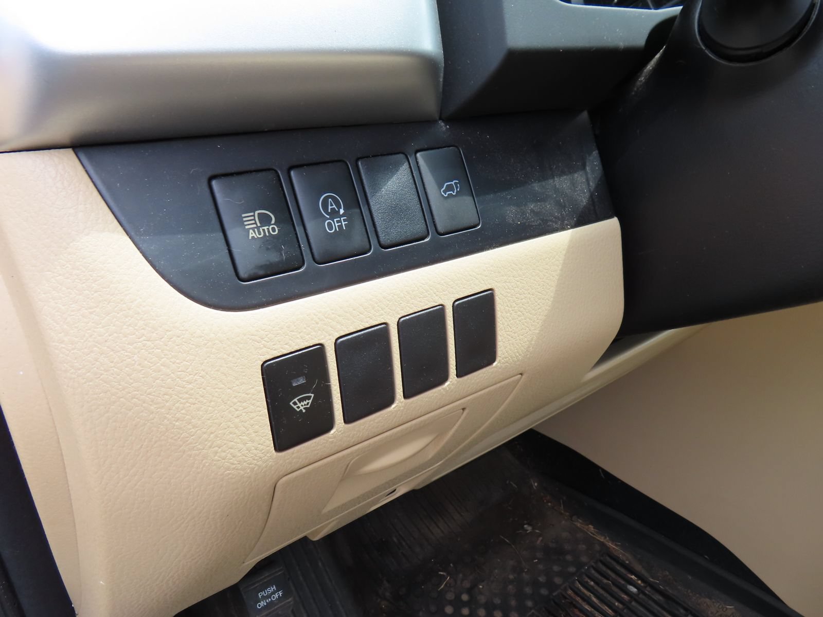 Used 2018 Toyota Highlander XLE w/ Carpet Mat Package (TMS) AWD/4WD image 15
