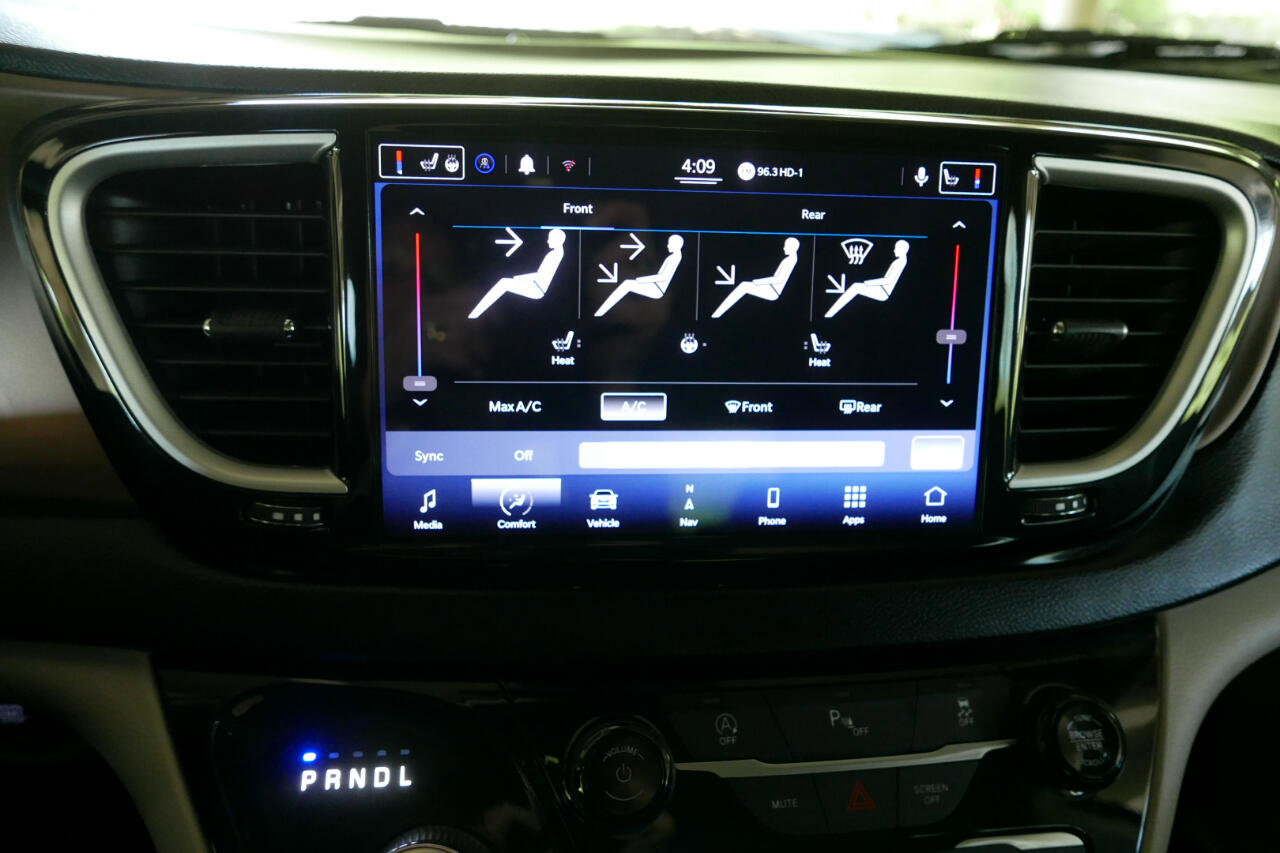 Used 2022 Chrysler Voyager LX image 12