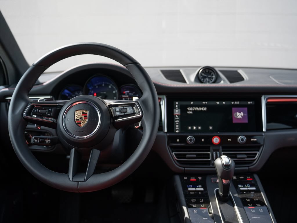 Certified 2025 Porsche Macan AWD/4WD image 22
