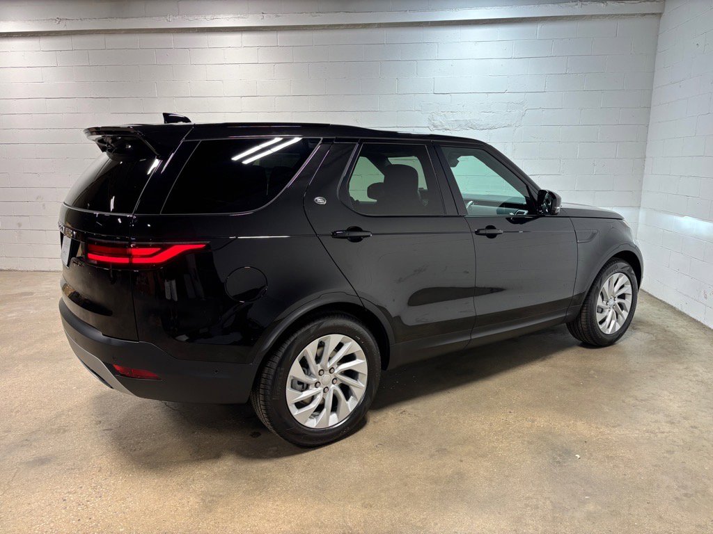 Used 2025 Land Rover Discovery S image 6
