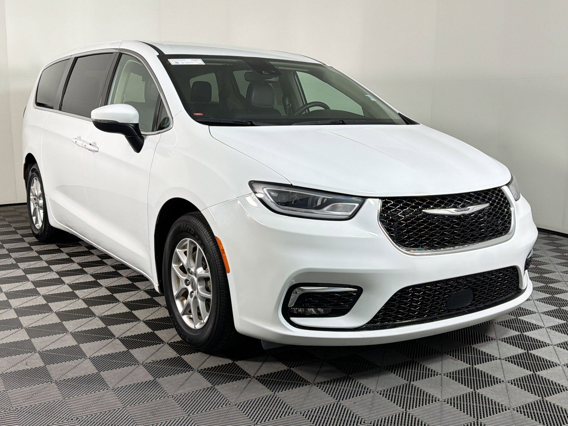 Used 2023 Chrysler Pacifica Touring-L FWD image 21