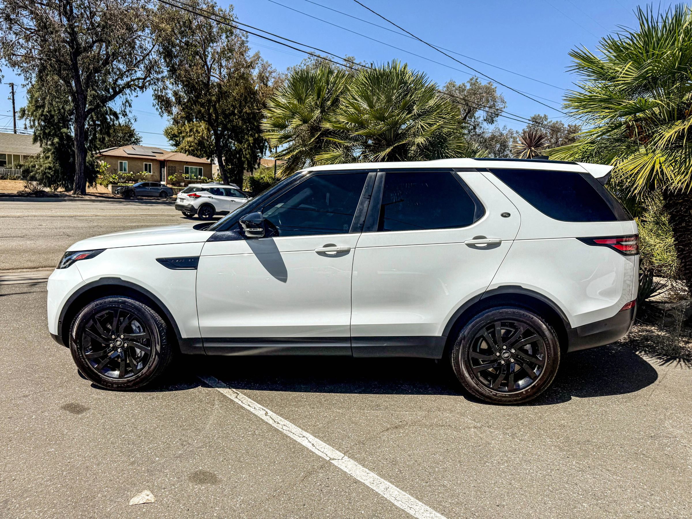 Used 2020 Land Rover Discovery HSE image 14