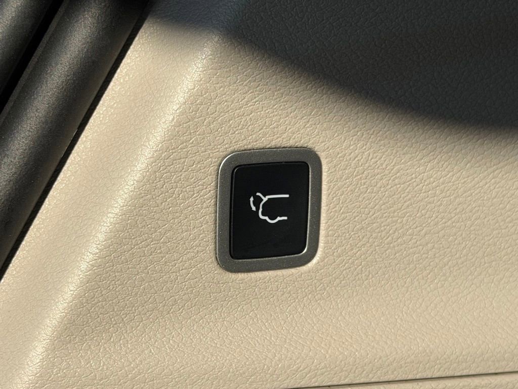 Used 2022 Chrysler Voyager LX image 37