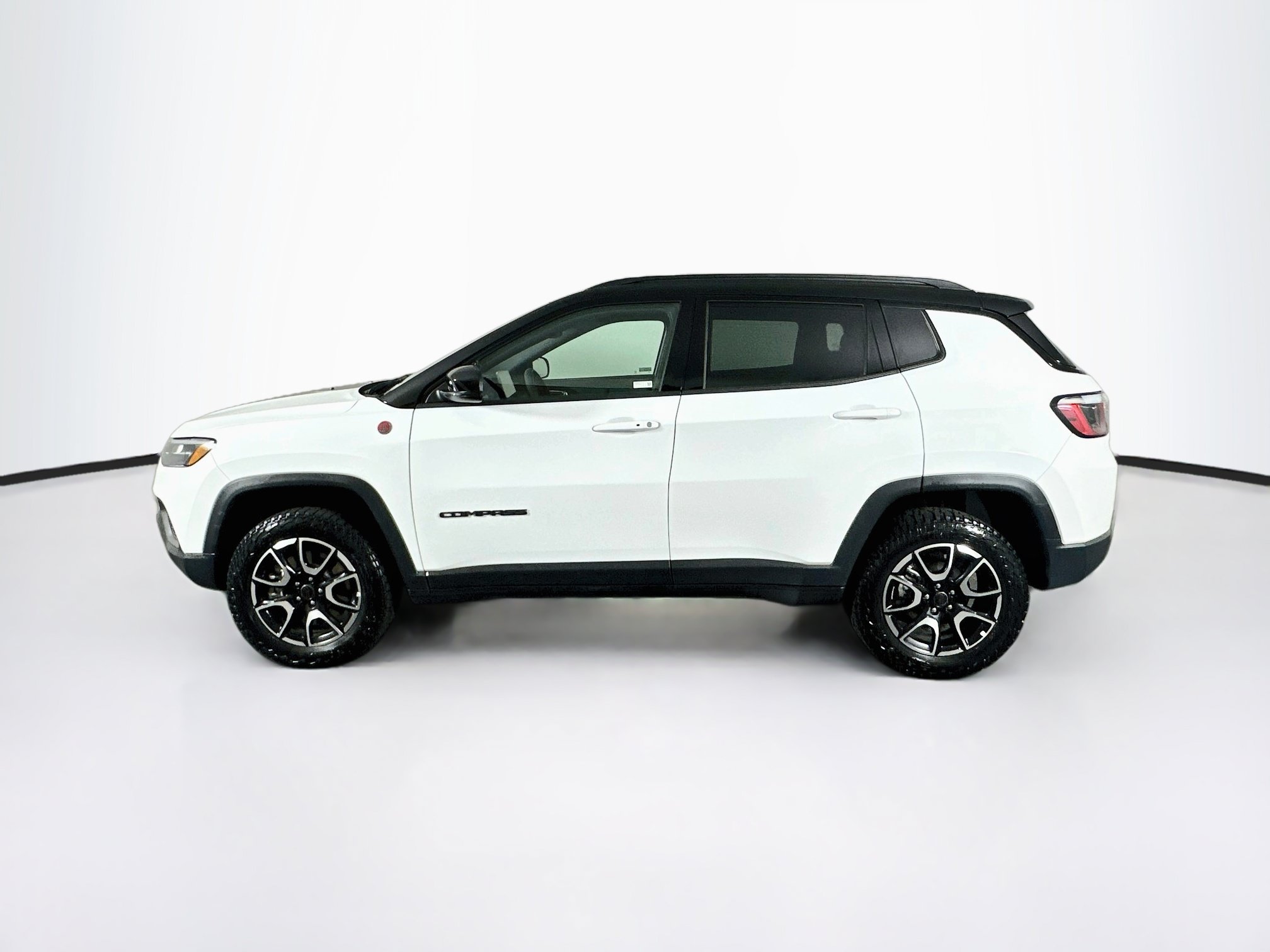 Used 2025 Jeep Compass Trailhawk AWD/4WD image 4