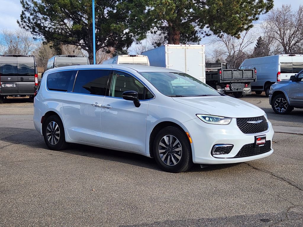 Used 2024 Chrysler Pacifica Select