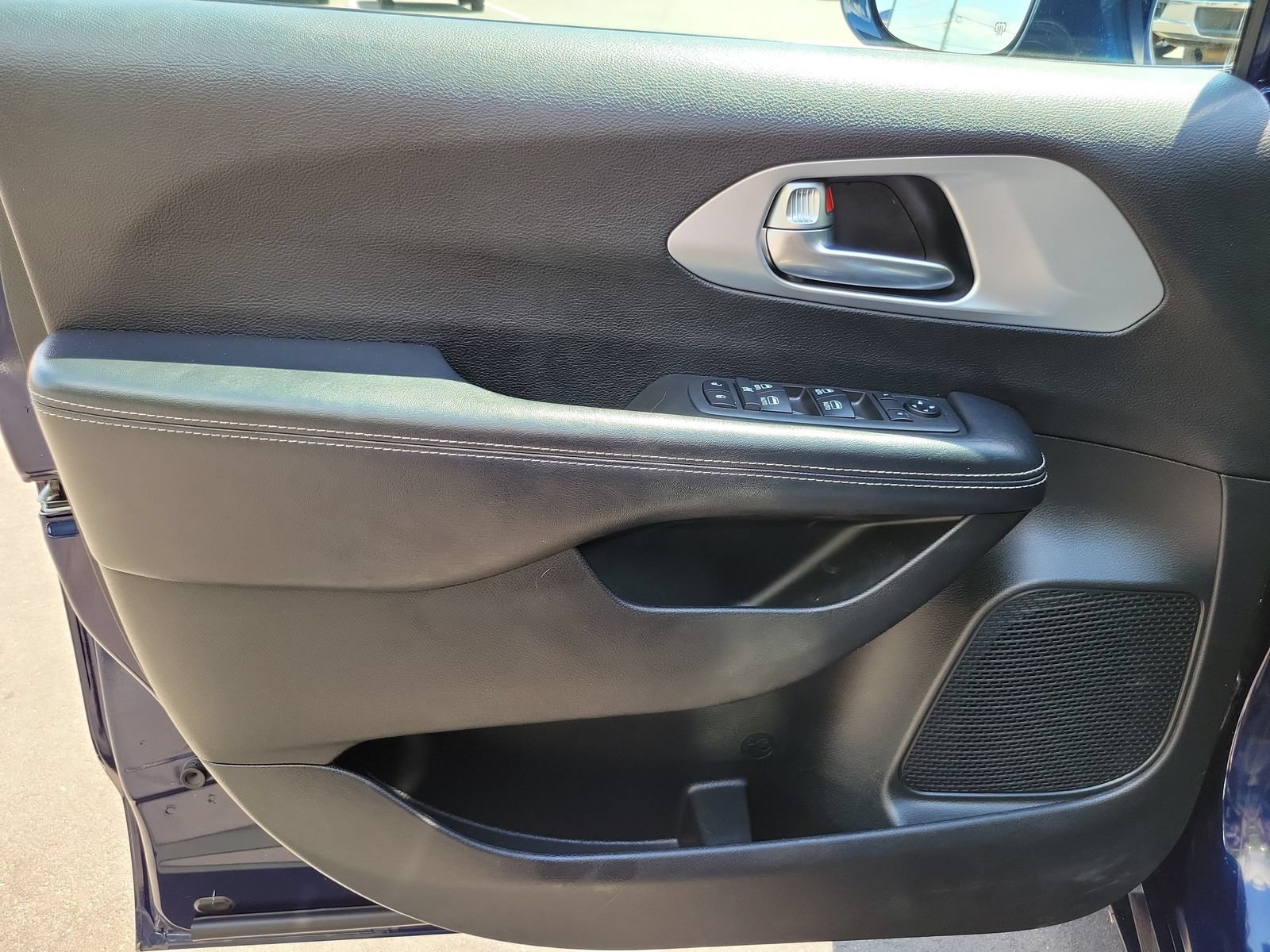 Used 2018 Chrysler Pacifica Touring-L Plus w/ Advanced Safetytec Group FWD image 7