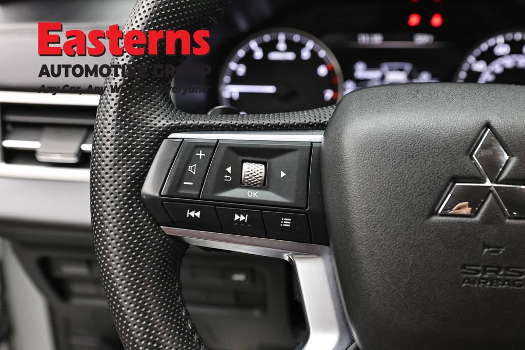 Used 2025 Mitsubishi Outlander SE image 15