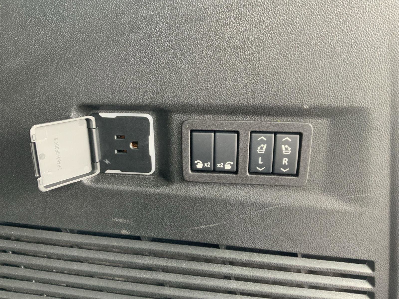 Used 2025 GMC Yukon Elevation w/ Elevation Premium Package image 13