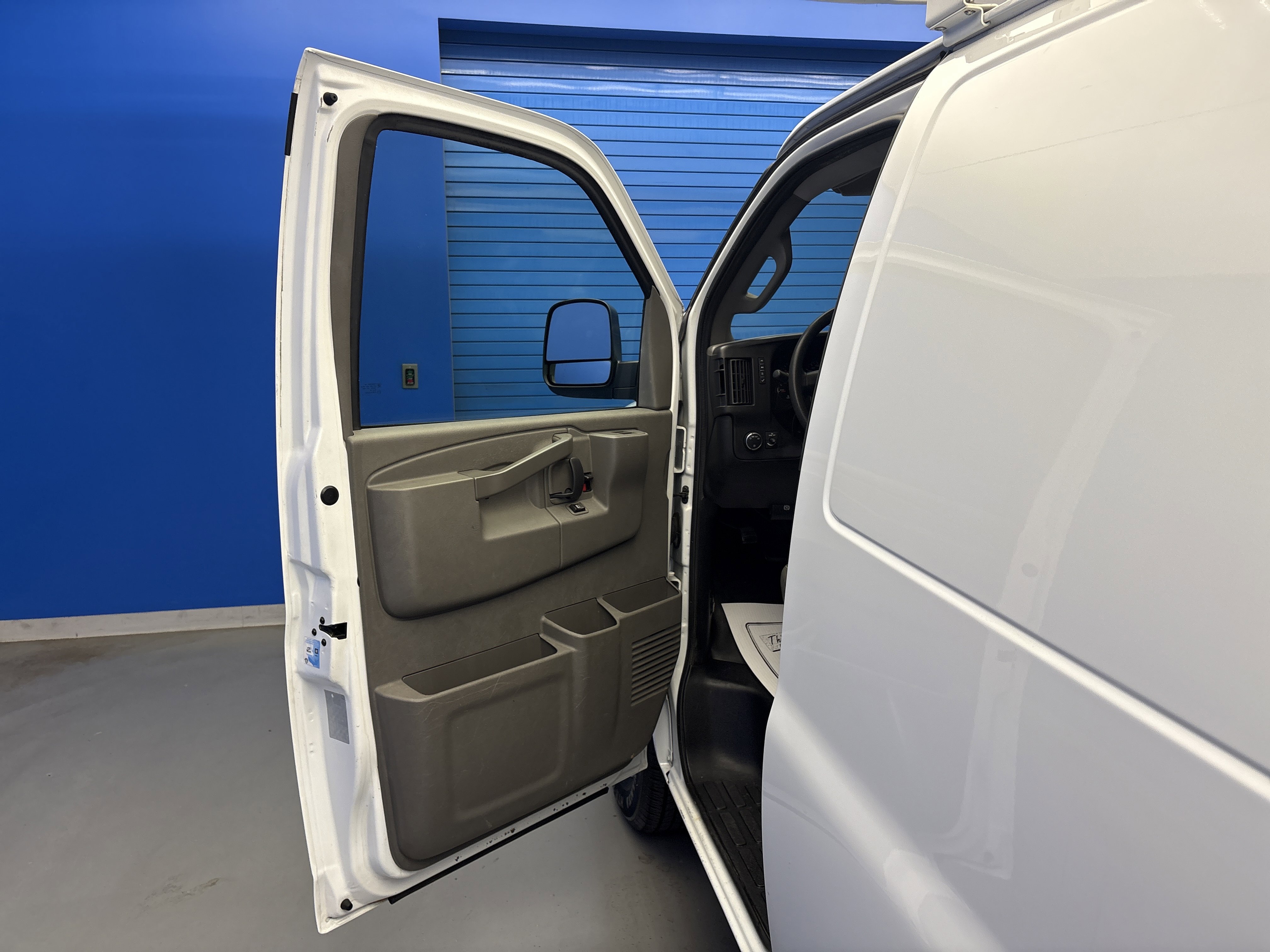Used 2018 Chevrolet Express 2500 w/ Driver Convenience Package RWD image 23