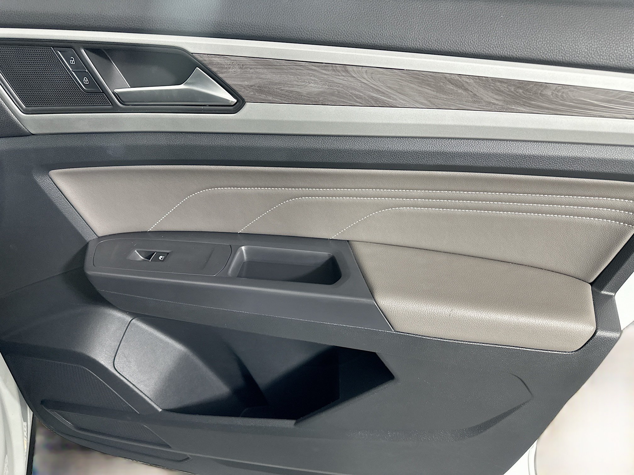 Used 2021 Volkswagen Atlas Cross Sport SE w/ Panoramic Sunroof Package FWD image 31