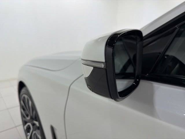 Certified 2022 BMW 750i xDrive w/ Luxury Rear Seating Package AWD/4WD image 9
