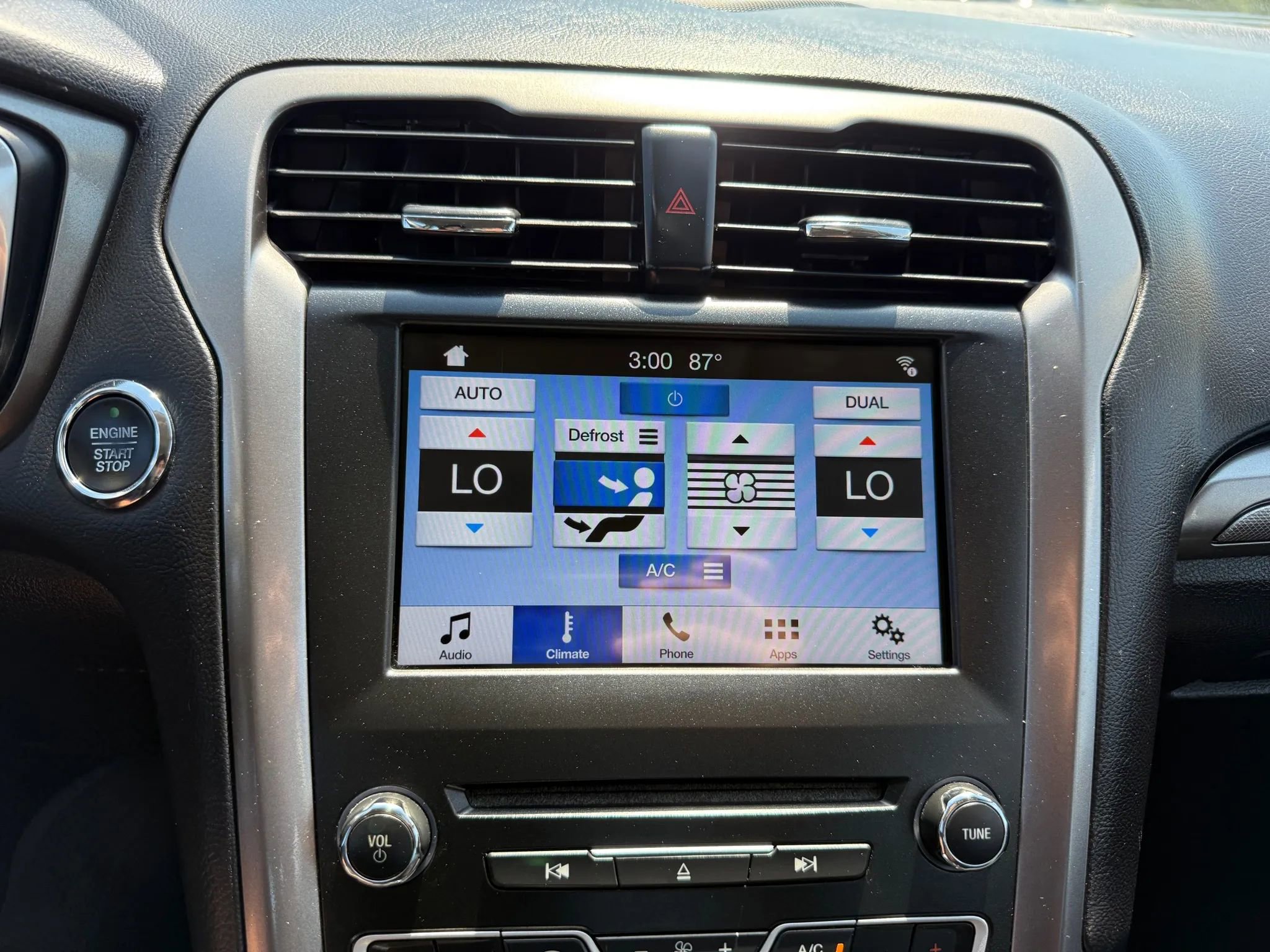 Used 2017 Ford Fusion SE w/ Fusion SE Technology Package image 18